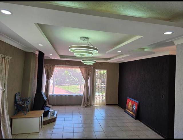 6 BEDROOM HOUSE FOR SALE IN GLEN MARAIS EXT